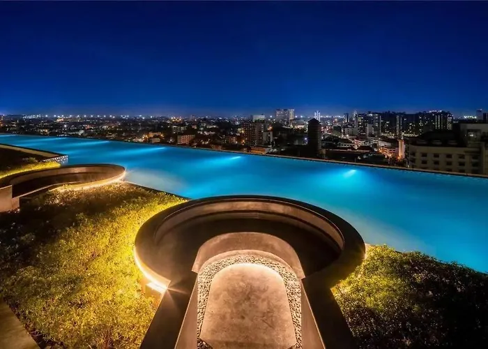 Modern Style Room With Sky Pool 古城边天际泳池公寓